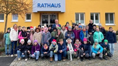 41 interessierte Schülerinnen und Schüler der Grundschule Poppenricht besuchten gemeinsam mit ihren Lehrerinnen – Simone Koch (rechts) und Monika Leditschke (links) – das Rathaus und wurden dort von Bürgermeister Hermann Böhm (Bildmitte) empfangen. (Bild: Simone Koch)