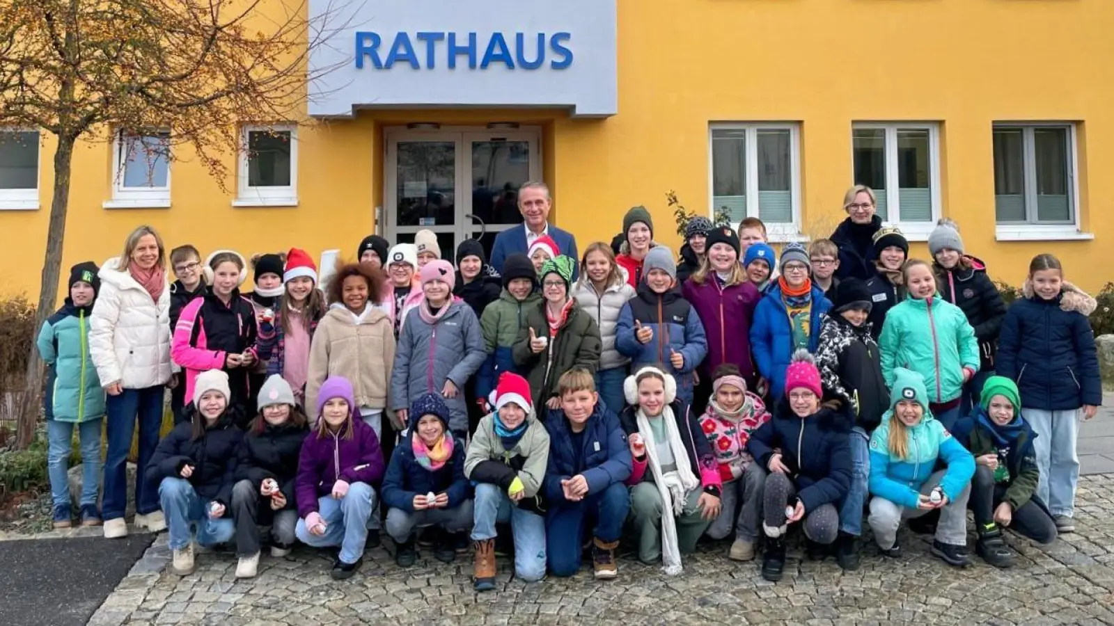 41 interessierte Schülerinnen und Schüler der Grundschule Poppenricht besuchten gemeinsam mit ihren Lehrerinnen – Simone Koch (rechts) und Monika Leditschke (links) – das Rathaus und wurden dort von Bürgermeister Hermann Böhm (Bildmitte) empfangen. (Bild: Simone Koch)