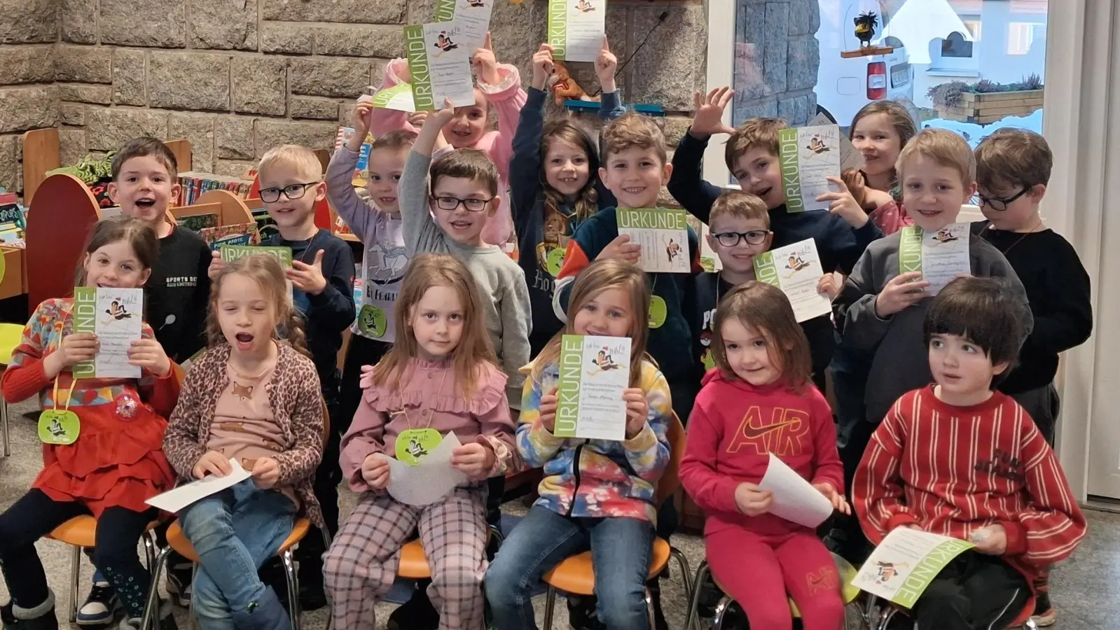 Mit Begeisterung haben die stolzen Bibfit-Kinder ihre Urkunden entgegen genommen.  (Bild: Carmen Stetter)