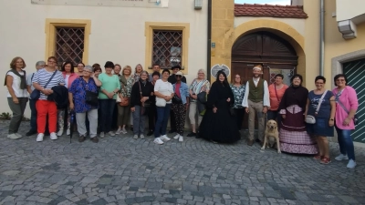 Die Gruppe des Frauenbunds Kastl zusammen mit den Darstellern vor dem Heimat- und Handfeuerwaffen-Museum in Kemnath (Bild: Eva Hoffmann)