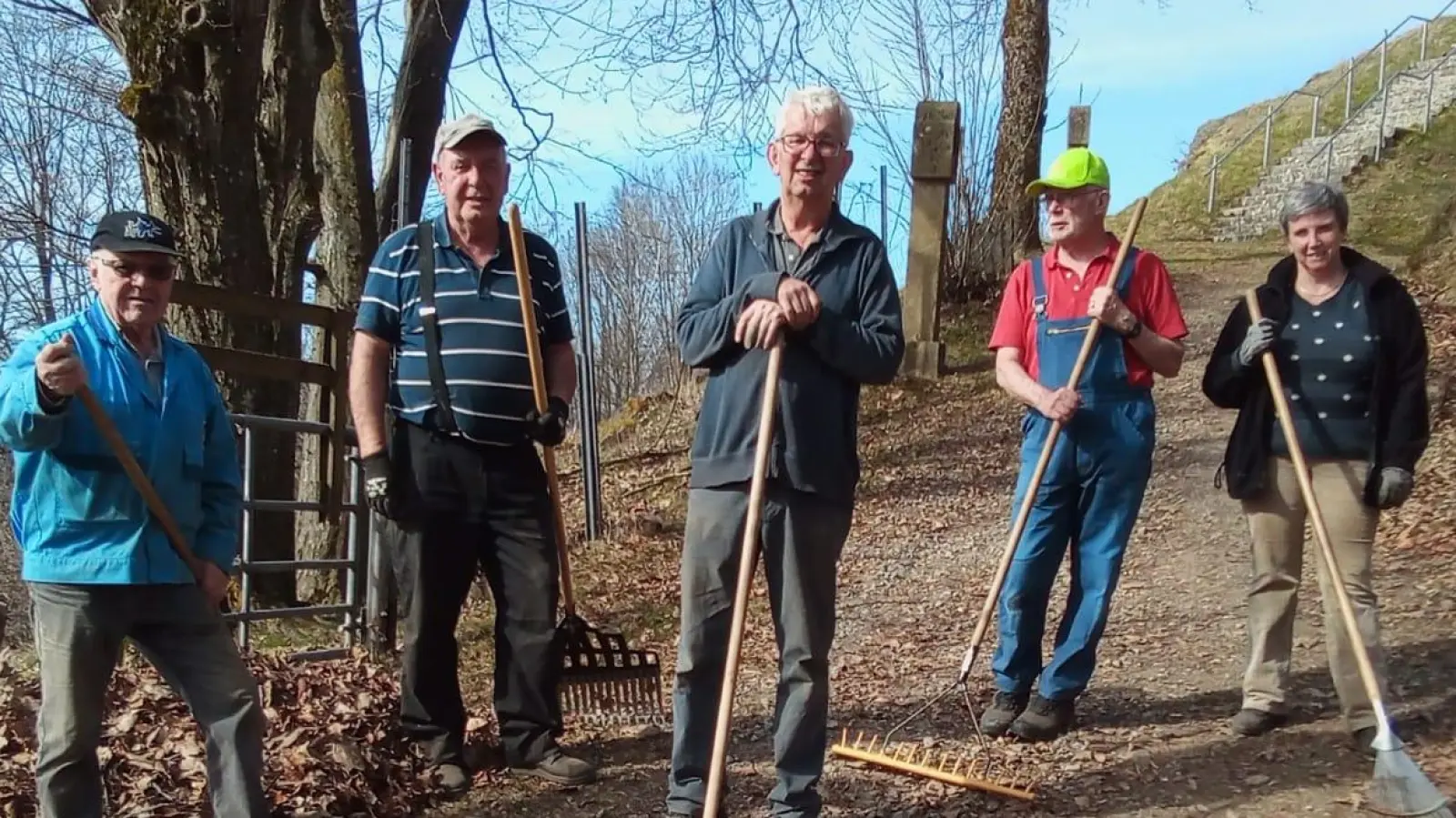 Das engagierte Helferteam des OWV Tännesberg bei der Säuberungsaktion am Schlossberg (Bild: Richard Schneider)