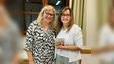 Von links: Sabine Minder vom KDFB- Führungsteam und Jussara Gödert-Dietrich vom Kosmetikstudio La Belezza aus Ammerthal. (Bild: Lydia Kopp)