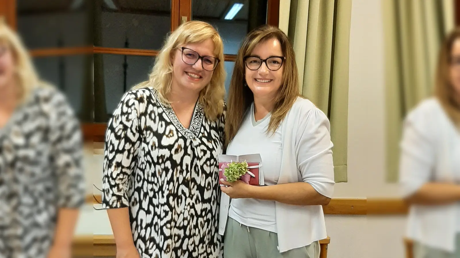 Von links: Sabine Minder vom KDFB- Führungsteam und Jussara Gödert-Dietrich vom Kosmetikstudio La Belezza aus Ammerthal. (Bild: Lydia Kopp)