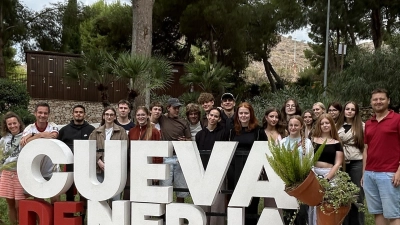 Eine Schülergruppe der FOSBOS Amberg nahm an einer spannenden und lehrreichen Studienfahrt nach Granada teil und vertiefte dort ihre Sprachkenntnisse. (Bild: Dominik Messer)