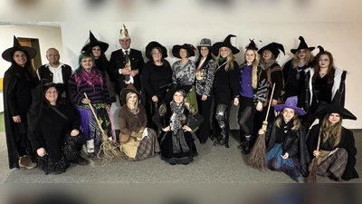 Die Dietldorfer Hexen mit „Ober-Hexe“ Claudia Büchner-Feuerer (rechts neben dem Landrat) besuchten am Rosenmontag Landrat Thomas Ebeling (mit Karnevalsmütze) und Parlamentarische Staatssekretärin Martina Englhardt-Kopf (mit Glitzerhut) im Landratsamt. (Bild: Hans Prechtl)