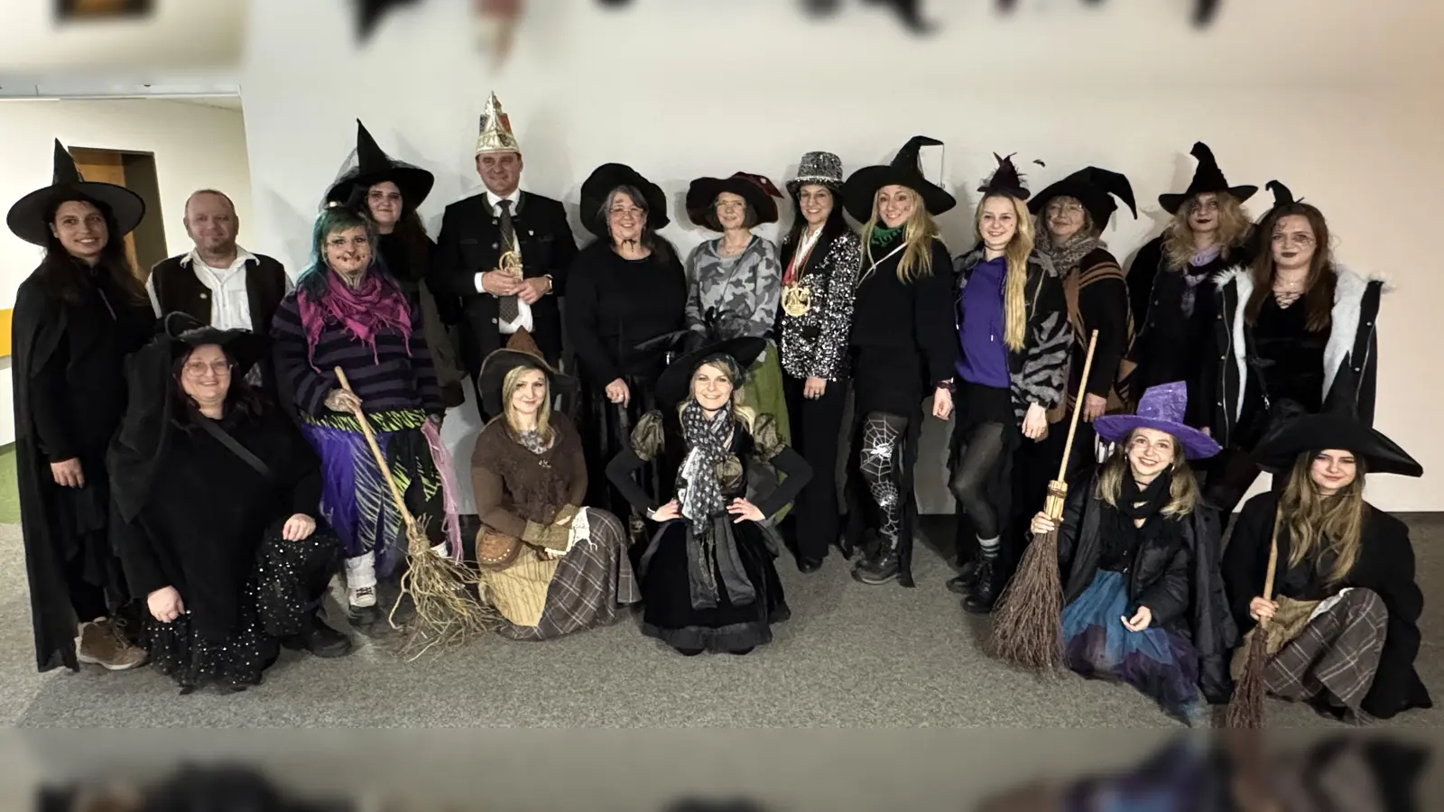Die Dietldorfer Hexen mit „Ober-Hexe“ Claudia Büchner-Feuerer (rechts neben dem Landrat) besuchten am Rosenmontag Landrat Thomas Ebeling (mit Karnevalsmütze) und Parlamentarische Staatssekretärin Martina Englhardt-Kopf (mit Glitzerhut) im Landratsamt. (Bild: Hans Prechtl)