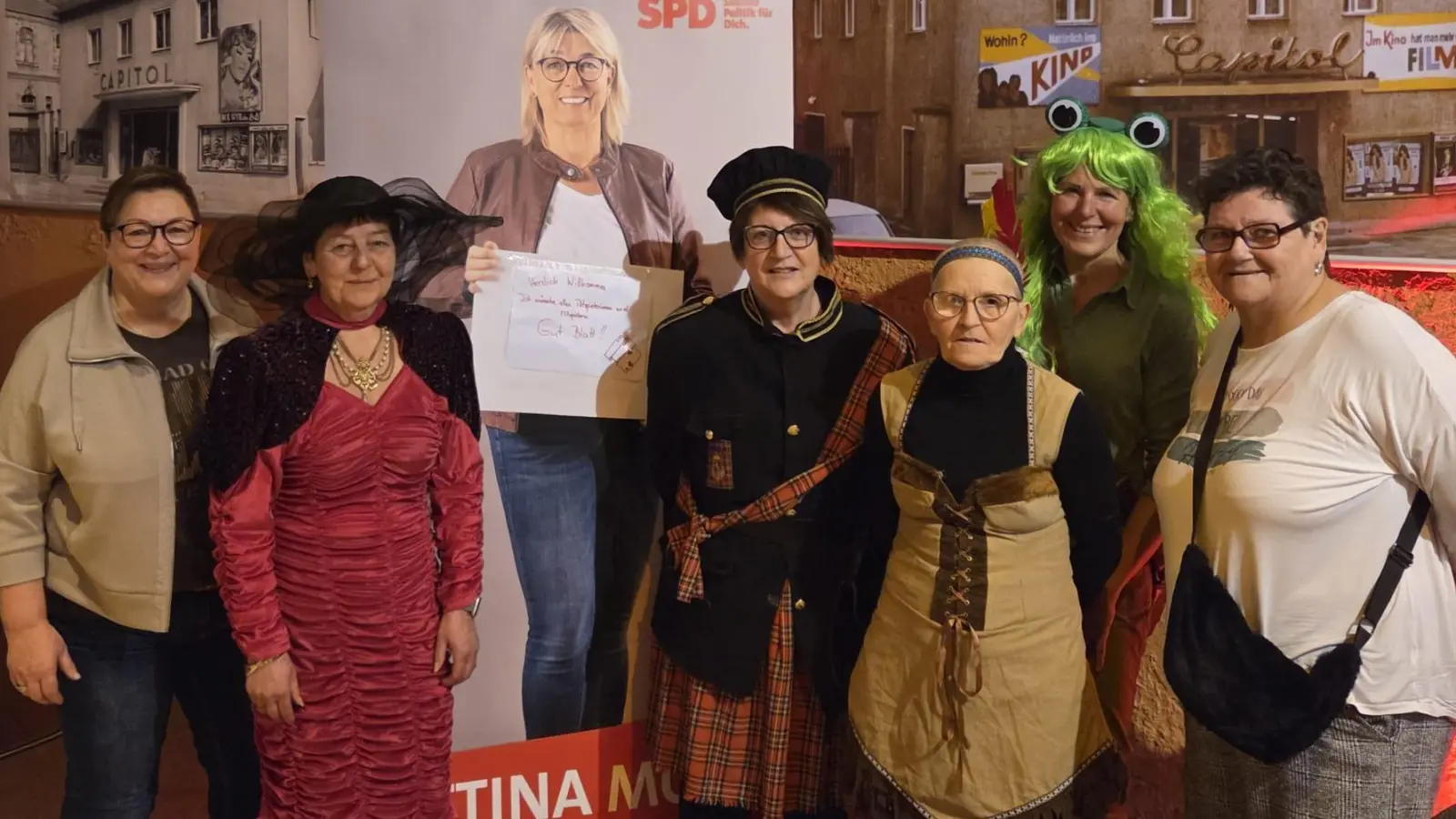 V. l. n. r.: Gabi Rubenbauer (Kreistagskandidatin, Liste 5, Platz 28), Monika Kick (Vorsitzende der SPD-Frauen und Stadtratskandidatin, Listenplatz 3), Renate Dümmler (Vorsitzende der SPD-Frauen und Stadtratskandidatin, Listenplatz 5), Marianne Otto (2. Preis), Uschi Riepl (1. Preis) und Carmen Jasinsky (3. Preis). (Bild: Manuel Neidel )