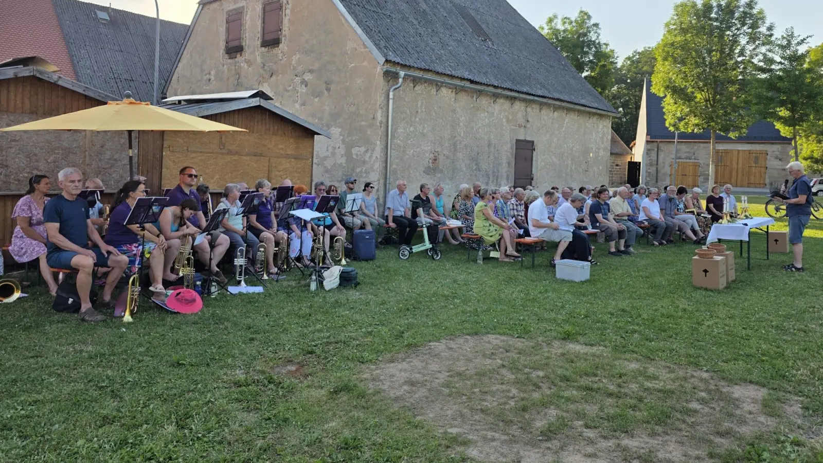 Posaunenchor, Besucher und rechts am Bildrand Alfred Kick (Bild: Margit Hübner)