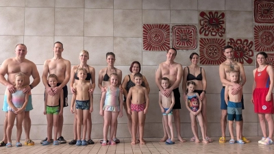 Kursleiterin Lucia Weber freut sich mit den Kindern und ihren Eltern über einen gelungenen Schwimmkurs. (Bild: Florian Bauer)