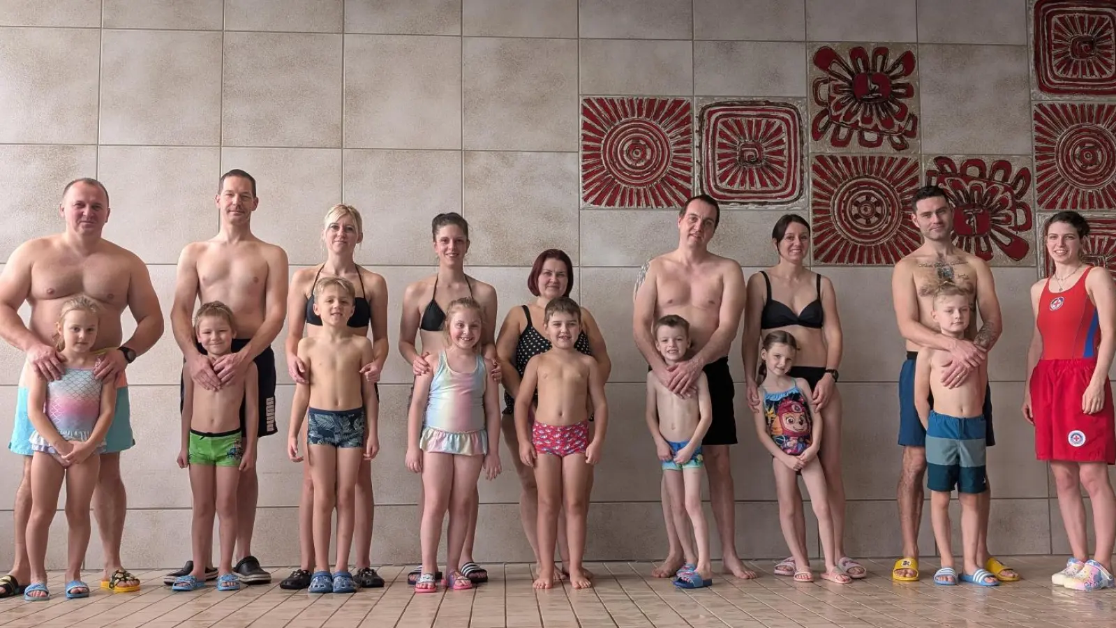 Kursleiterin Lucia Weber freut sich mit den Kindern und ihren Eltern über einen gelungenen Schwimmkurs. (Bild: Florian Bauer)