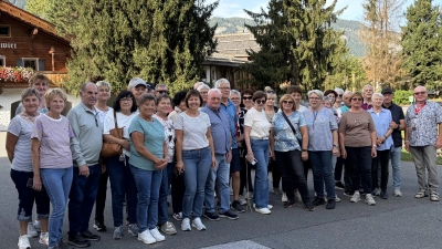 Gut gelaunt zeigte sich die Gesellschaft Frohsinn vor dem Gasthof Stanglwirt in Going.  (Bild: Robert Dotzauer)