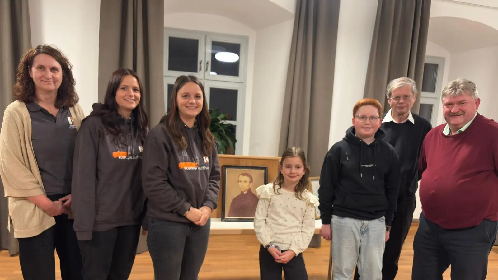 Die Vorsitzenden der Kolpingsfamilie Waldthurn, Andrea Weig, Sophia Bergmann und Nina Wittmann, mit den „Neuen“ Sophia Weig und Johannes Müller sowie Präses Pfarrer Norbert Götz und 3. Bürgermeister Hans-Peter Reil. Nicht im Bild: Die Neuaufnahmen Anna Scheck, Lena Bartmann, Mia und Malina Reber. (Bild: Lisa Scheck)