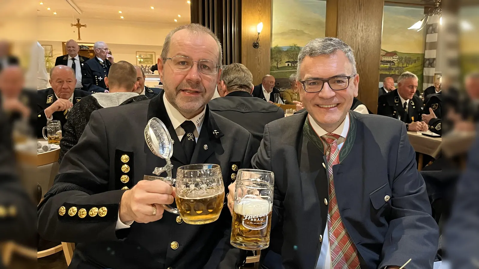 Staatsminister Dr. Florian Hermann, stieß mit dem Landesvorsitzen von Bayern, Armin Kraus auf die gelungene Veranstaltung an. (Bild: Karin Kraus)