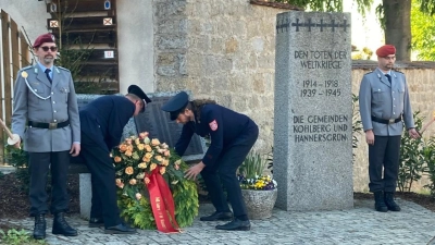 Kranzniederlegung der beiden Vorstände am Ehrenmahl in Kohlberg (Bild: Marina Grünbauer)