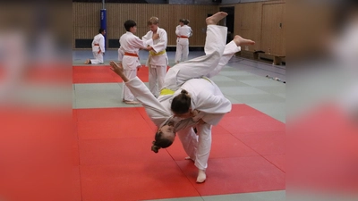 Judowürfe, Haltegriffe und Falltechniken können Kinder und Jugendliche beim Schnuppertraining kennenlernen. (Bild: Susanne Schubert)