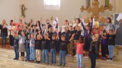 Fröhlich und bunt feierten 25 Vorschulkinder mit dem Kinderhausteam von St.Barbara ihren Abschied.  (Bild: Siegfried Bock)