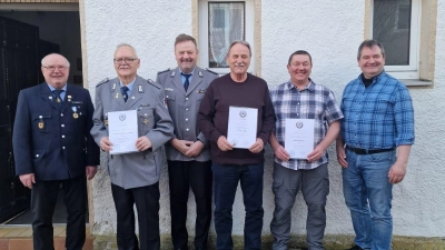 Die anwesenden Geehrten Herbert Betzl (2.v.l.), Herbert Lautner (3. v.re.), Reinhold Schlicht (2.v.re.) mit v.l. Kreisvorsitzenden Peter Lehr, KSK-Vorsitzenden Martin Reiß (3.v.li) und 1. Bürgermeister Dr. Alexander Goller. (Bild: Peter Lehr)