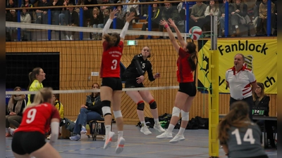 Immer wieder taten sich im gegnerischen Block (in rot) Lücken auf, die die Hahnbacherinnen rigoros nutzten - wie im Bild Lisa Kölbel. (Bild: Andreas Emmel)