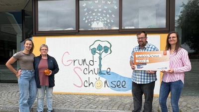 Im Bild von rechts: Sabrina Hauer, Schulleiter T. Troidl, Sieglinde Knott, Magdalena Bittner. (Bild: Magdalena Bittner)