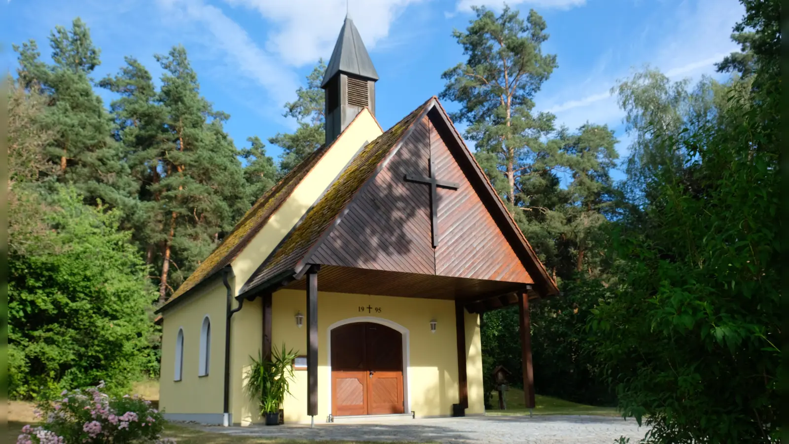 Die schmucke Apfelbacher Kreuzkapelle symbolisiert Ortsbewusstsein, hieß es in der Jahreshauptversammlung des Kapellenbauvereins.  (Bild: Robert Dotzauer)