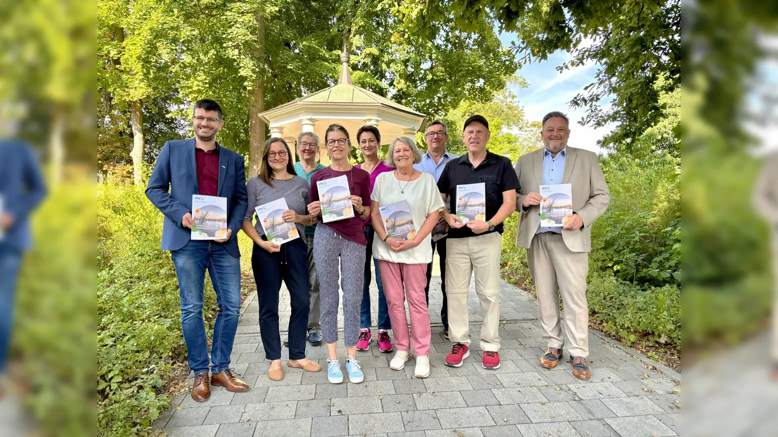 Die Vertreter der Volkshochschulen und Volksbildungswerke (von links): Sebastian Hauser, Petra Meier und Carolin Schmuck (VHS im Städtedreieck), Michaela Graml (VBW Nittenau), Tanja Ficht (VHS Nabburg), Erna Koller und Michael Hösl (VBW Oberviechtach-Schönsee) mit Fotograf Hans Zitzler und der Teublitzer Bürgermeister Thomas Beer. (Bild: Thomas Stegerer)