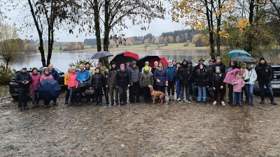  Viele Wanderer scheuten nicht das nasse und trübe Wetter bei der Auftaktveranstaltung mit einer Wanderung um den schönen Silbersee. Mit Bürgermeister Helmut Heumann und Ludwig Prögler. (Bild: Nikolaus Scherr)