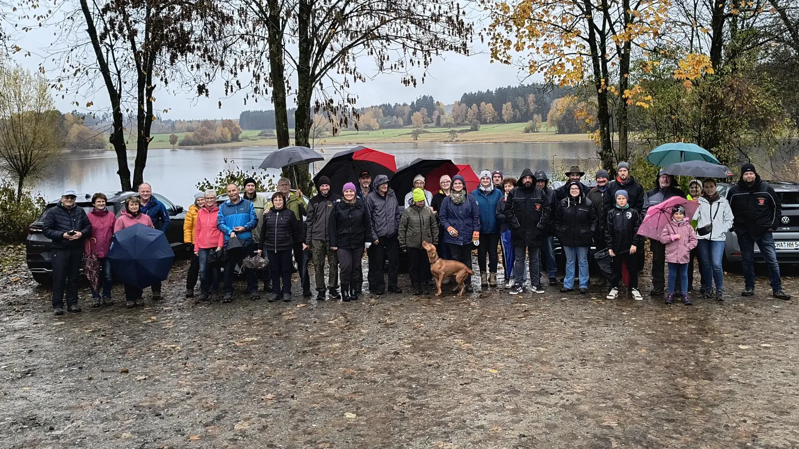  Viele Wanderer scheuten nicht das nasse und trübe Wetter bei der Auftaktveranstaltung mit einer Wanderung um den schönen Silbersee. Mit Bürgermeister Helmut Heumann und Ludwig Prögler. (Bild: Nikolaus Scherr)
