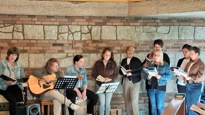 Mitglieder KLB Schwarzenbach und Chor Klangfarben während der Andacht. (Bild: Sandra Zölch)
