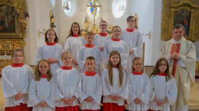 Einen großen Tag erlebten die Ministranten am Sonntag in ihrer Heimatkirche St. Johannes der Täufer durch Pfarrer Max Früchtl. (Bild: Fred Lehner)
