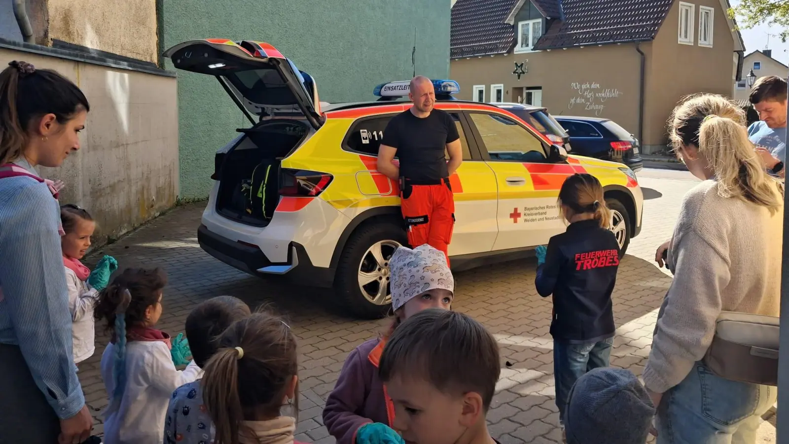 Marco Rappl erklärt den Kindern sein Einsatzfahrzeug und beantwortet ihre vielen Fragen. (Bild: Claudia Landgraf)