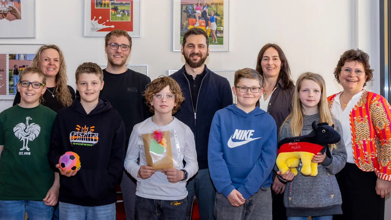Die Klassensprecher der 5. Klassen der Lobkowitz-Realschule übergaben einen Teil des Erlöses ihres Frühlingsflohmarkts als Spende an das Kinderhaus St. Elisabeth. (Bild: Tobias Neubert)