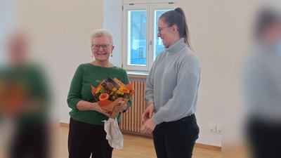 Leonie Schmarander überreichte Marianne Moosburger ein Präsent für deren tollen Vortrag. (Bild: Evi Höllerer)