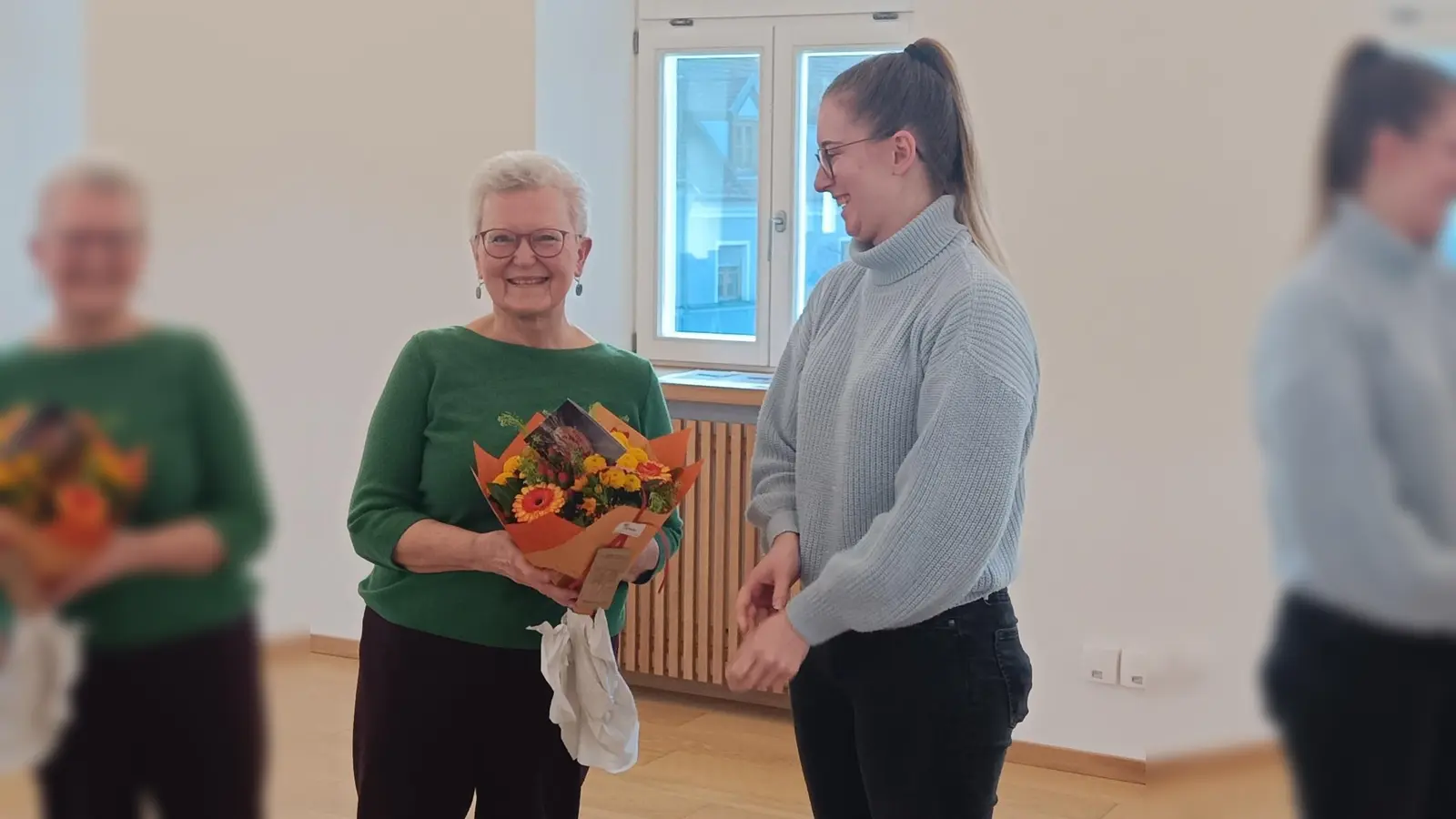 Leonie Schmarander überreichte Marianne Moosburger ein Präsent für deren tollen Vortrag. (Bild: Evi Höllerer)