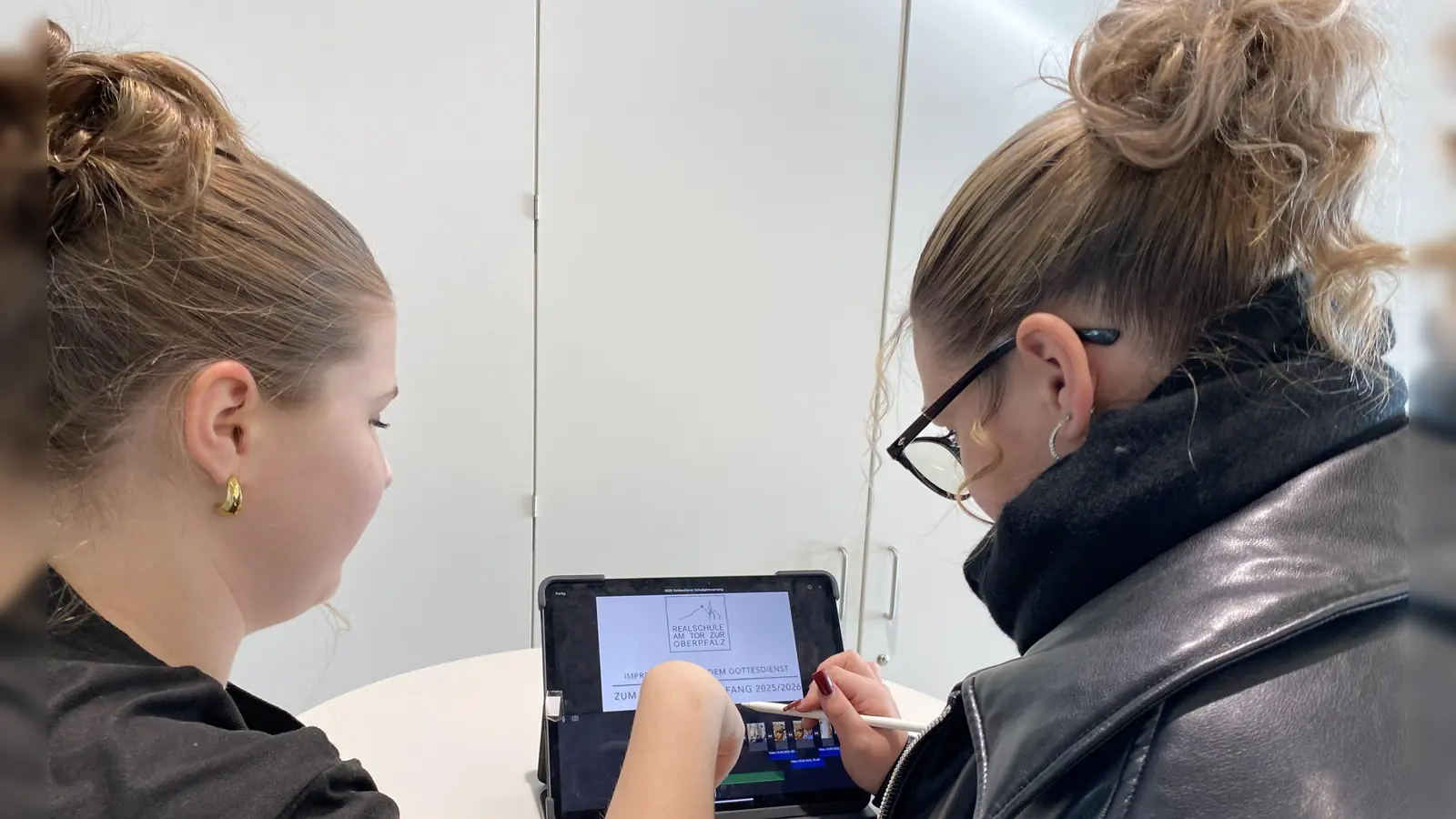 Die Kemnather Realschülerinnen Lina Knott (links) und Anja Busch (rechts) bei der Videobearbeitung. (Bild: Maria Busch)