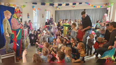 Der Zauberclown zog die kleinen Narren in seinen Bann. (Bild: Siegfried Bock)