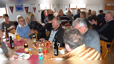 Ein volles Haus beim Frühschoppen der „Irchenriether Bürgerliste“, bei dem sich die Kandidaten vorstellten, das Programm erläuterten und angeregt mit den Gästen diskutierten. (Bild: Albert Gruber)