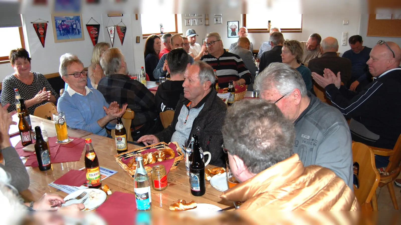 Ein volles Haus beim Frühschoppen der „Irchenriether Bürgerliste“, bei dem sich die Kandidaten vorstellten, das Programm erläuterten und angeregt mit den Gästen diskutierten. (Bild: Albert Gruber)