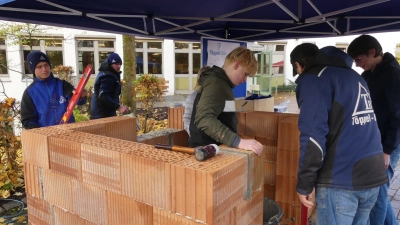 In kreativen Workshops konnten die Schülerinnen und Schüler in 15 verschiedene Berufe hineinschnuppern und praktische Erfahrungen sammeln. (Bild: Walburg Kiesbauer)