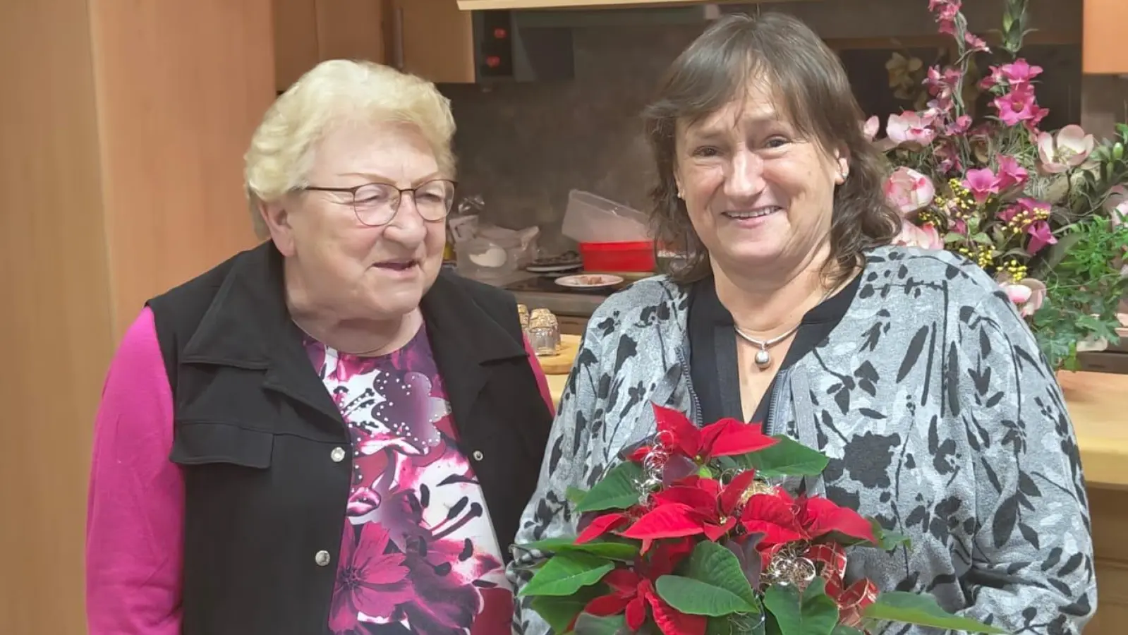 Rese Wagner bedankt sich bei Marianne Schieder für ihren Vortrag über die Rauhnächte in der Oberpfalz. (Bild: Gerber Klaus)