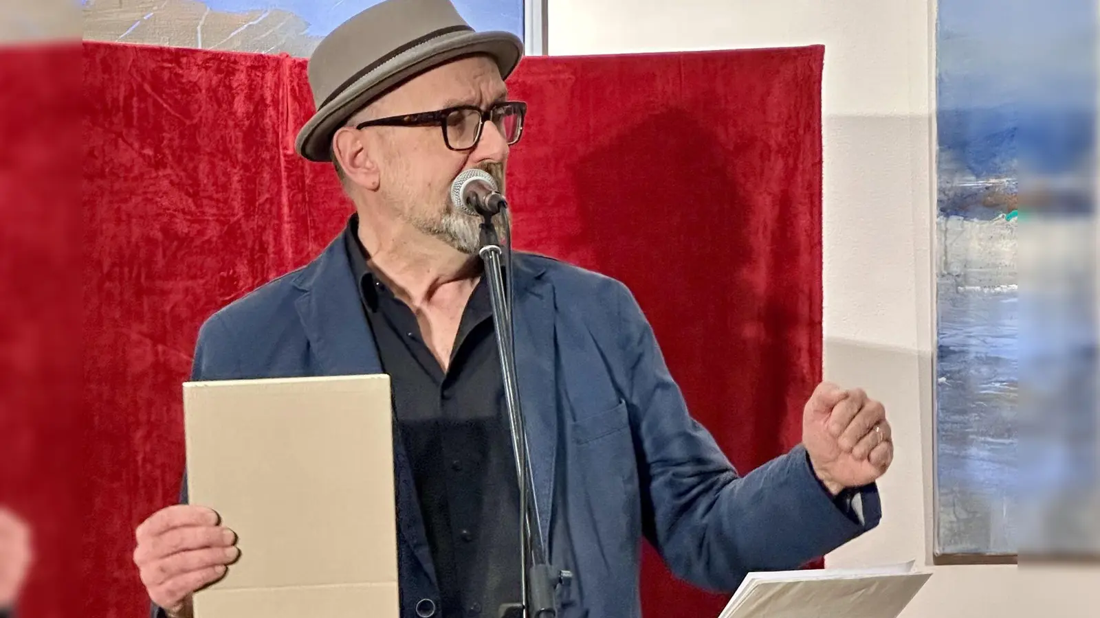 Liedermacher Hubert Treml stand zum dritten Mal bei der Schirmitzer Dorfweihnacht auf der Bühne. (Bild: Andreas Pöppel)