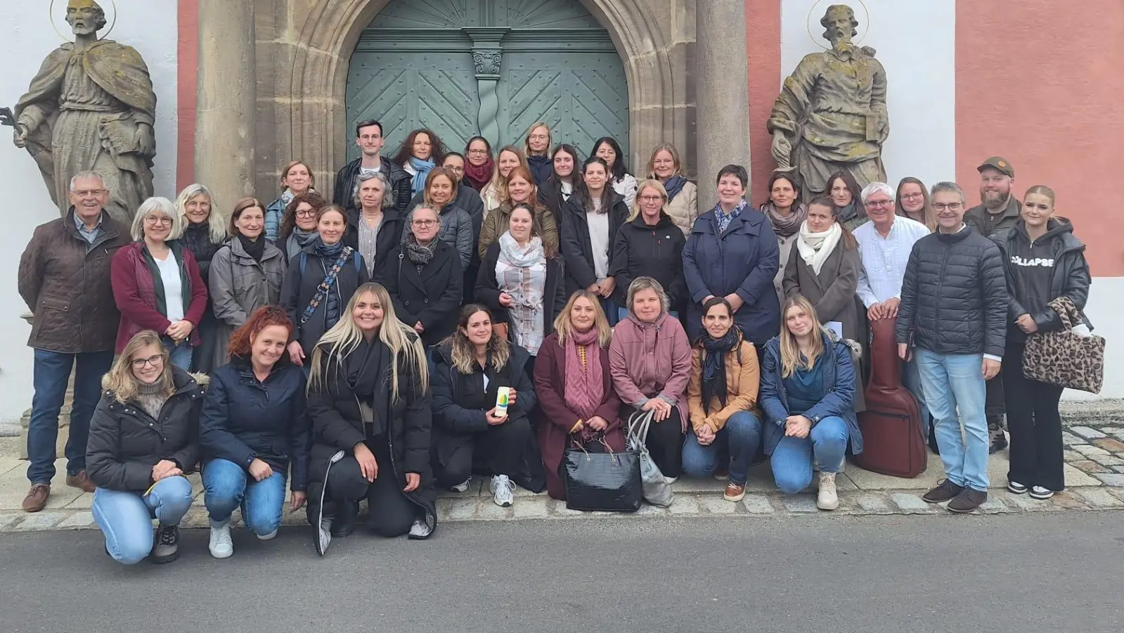 Pädagogische Mitarbeiter der Kindergärten St. Josef und St. Maria und des Horts St. Anton mit Pfarrer Markus Schmid, Referent Martin Göth und Vertreter der Kirchenverwaltung Dr. Manfred Hausel (Bild: Christine Westermeier)