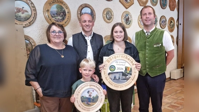 Maximilian Kindl gewann als jüngster Teilnehmer die Kinderbürgerscheibe, Phelina Schleicher die Bürgerscheibe. Mit auf dem Bild von links: 1. Schützenmeisterin Gisela Zerbian, Schirmherr und Bürgermeister Florian Adam, 3. Schützenmeister Tobias Dirrigl (Bild: Andreas Birner)