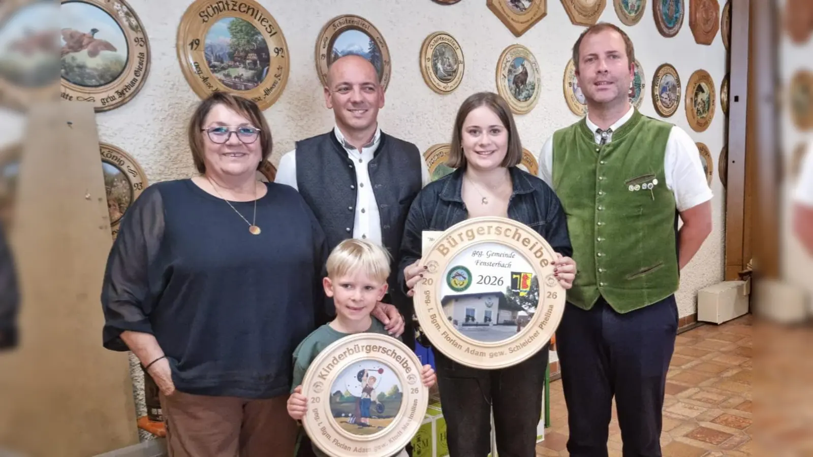 Maximilian Kindl gewann als jüngster Teilnehmer die Kinderbürgerscheibe, Phelina Schleicher die Bürgerscheibe. Mit auf dem Bild von links: 1. Schützenmeisterin Gisela Zerbian, Schirmherr und Bürgermeister Florian Adam, 3. Schützenmeister Tobias Dirrigl (Bild: Andreas Birner)
