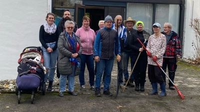 Mit vielen Helfern war die Ramadama-Aufräumaktion im Garten der evangelischen Kirche an einem Vormittag erledigt. (Bild: Elfriede Weiß)