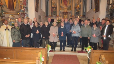 In einem feierlichen Gottesdienst mit Pater James Mudakodil feierten 12 Paare aus Parkstein und Kirchendemenreuth ihr Ehejubiläum. (Bild: Johann Adam)
