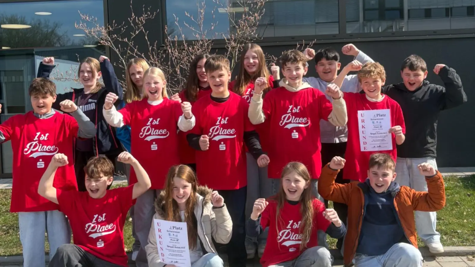 Die Schülerinnen und Schüler der Pfalzgraf-Friedrich-Mittelschule überzeugten beim Schwimmwettbewerb der Schulen mit herausragenden Leistungen. (Bild: Sandra Liegl)