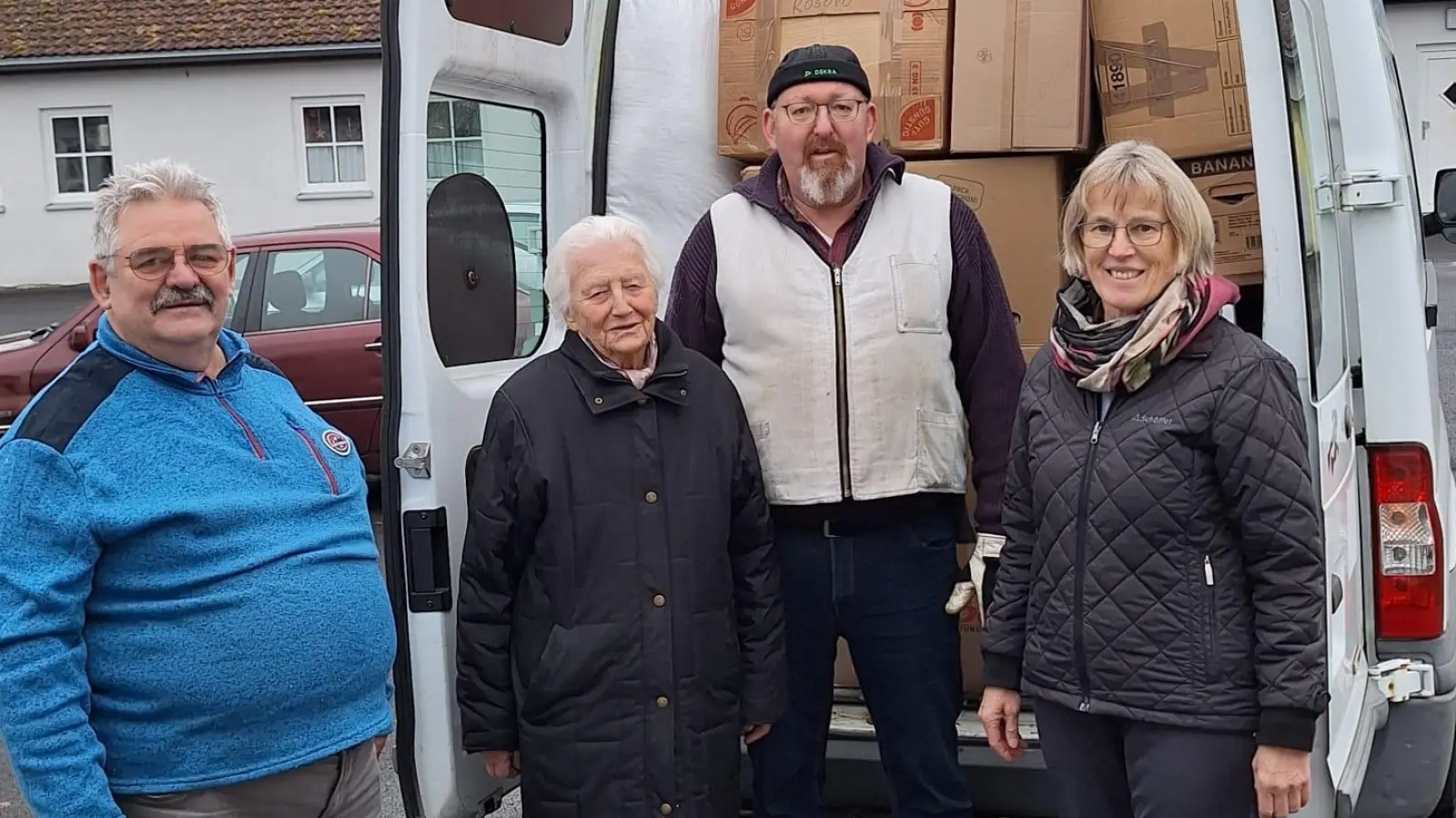 Von links: Konrad Gatzka, Geroldine Ondrusek, Wolfgang Trottmann, Monika Seidel nach Beladen des Transporters für Albanien. (Bild: Monika Seidel und Peter Trottmann)