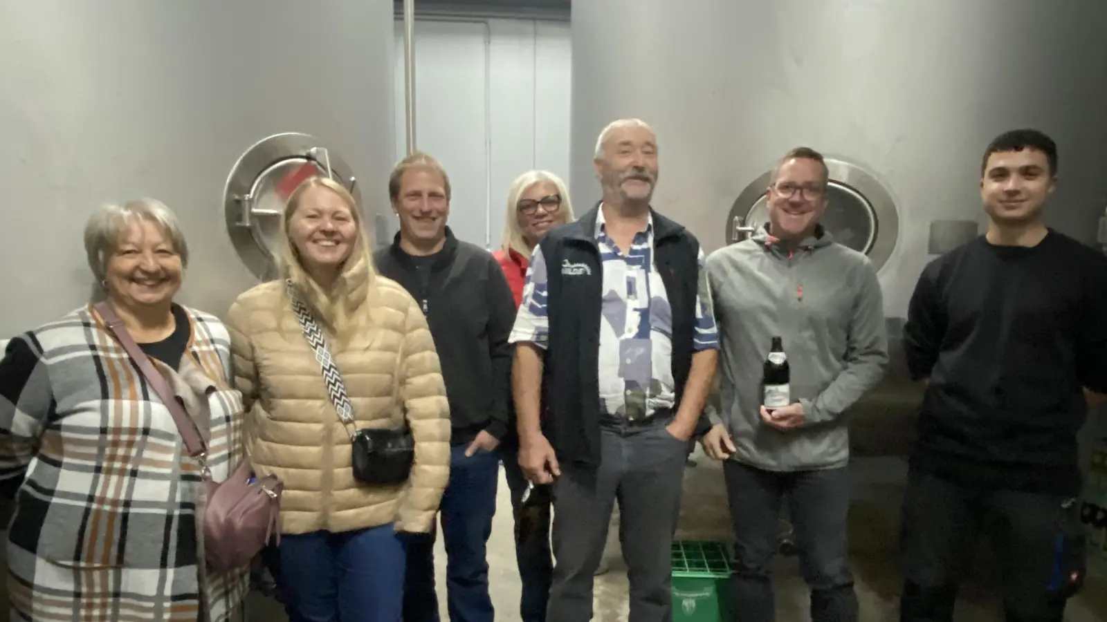 1. Vorsitzende Karin Stahl, Schriftführerin Melanie Frank, Stefan Frank, Elisabeth Sturm, Marktrat Albert Gollwitzer, 3. Bürgermeister Bernd Reil und Lehrling der Brauerei Simon (Bild: Bernd Reil)