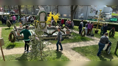 Besichtigung des Osterbrunnens in Sulzbach-Rosenberg (Bild: Sylvia Benjamin)