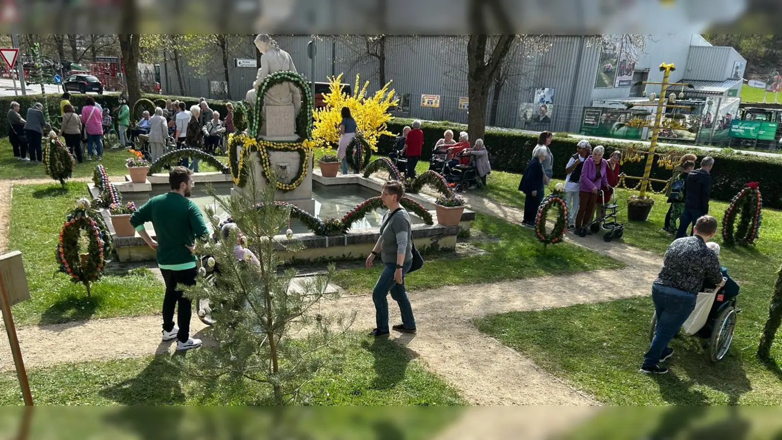 Besichtigung des Osterbrunnens in Sulzbach-Rosenberg (Bild: Sylvia Benjamin)